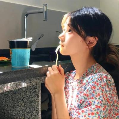 老艺术家孙女被曝恋爱脑怒怼网友，连续多日社交平台画面流出