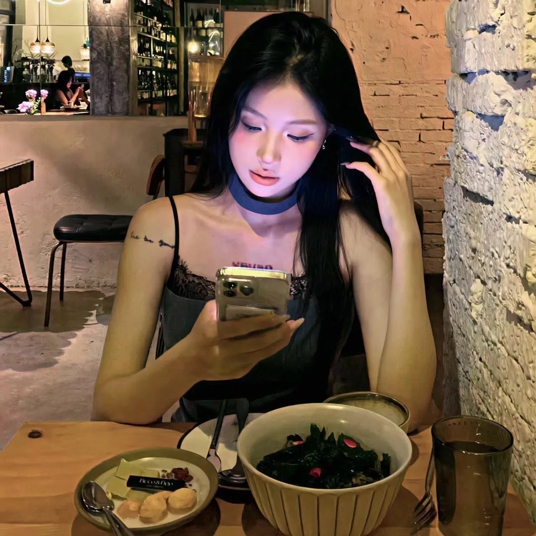 当红小花机场牵手女助理，工作室紧急辟谣，前后半年持续发酵